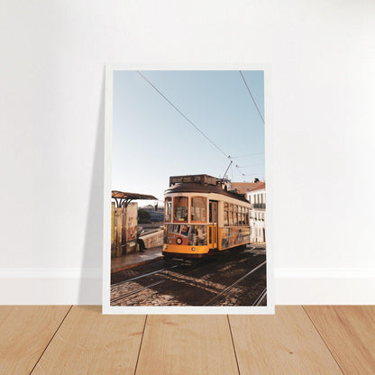 Lissabon's Straßenbahn Poster - Printree.ch Bahn, Foto, Fotografie, issabon, Metro, Nahverkehr, Portugal, Reisen, Sehenswürdigkeiten, Stadtbahn, Straßenbahn, Transport, unsplash, urban, öffentlicher Verkehr