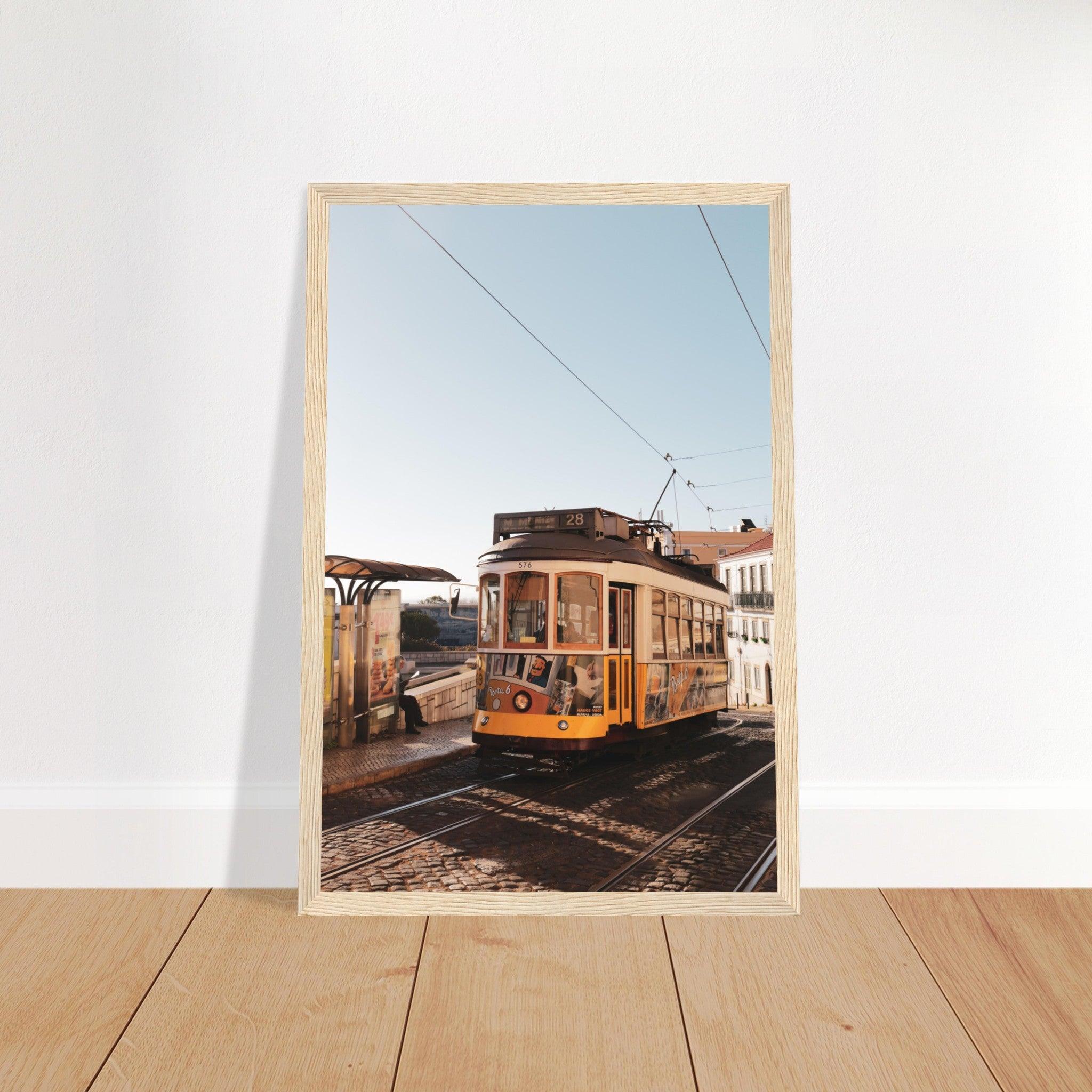 Lissabon's Straßenbahn Poster - Printree.ch Bahn, Foto, Fotografie, issabon, Metro, Nahverkehr, Portugal, Reisen, Sehenswürdigkeiten, Stadtbahn, Straßenbahn, Transport, unsplash, urban, öffentlicher Verkehr