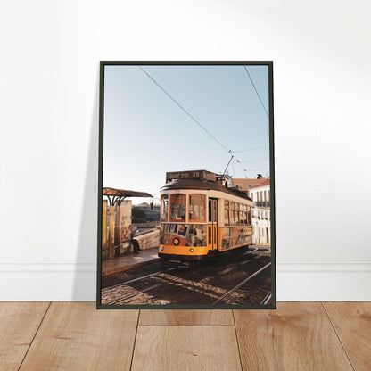 Lissabon's Straßenbahn Poster - Printree.ch Bahn, Foto, Fotografie, issabon, Metro, Nahverkehr, Portugal, Reisen, Sehenswürdigkeiten, Stadtbahn, Straßenbahn, Transport, unsplash, urban, öffentlicher Verkehr