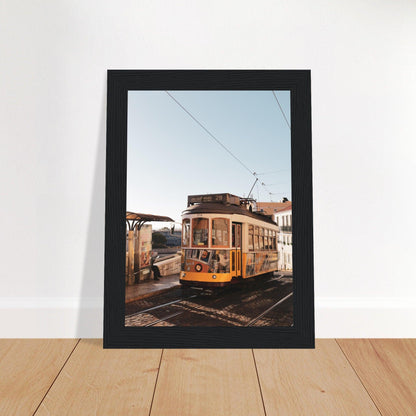 Lissabon's Straßenbahn Poster - Printree.ch Bahn, Foto, Fotografie, issabon, Metro, Nahverkehr, Portugal, Reisen, Sehenswürdigkeiten, Stadtbahn, Straßenbahn, Transport, unsplash, urban, öffentlicher Verkehr