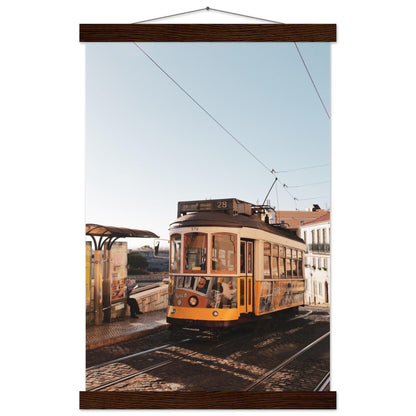 Lissabon's Straßenbahn Poster - Printree.ch Bahn, Foto, Fotografie, issabon, Metro, Nahverkehr, Portugal, Reisen, Sehenswürdigkeiten, Stadtbahn, Straßenbahn, Transport, unsplash, urban, öffentlicher Verkehr