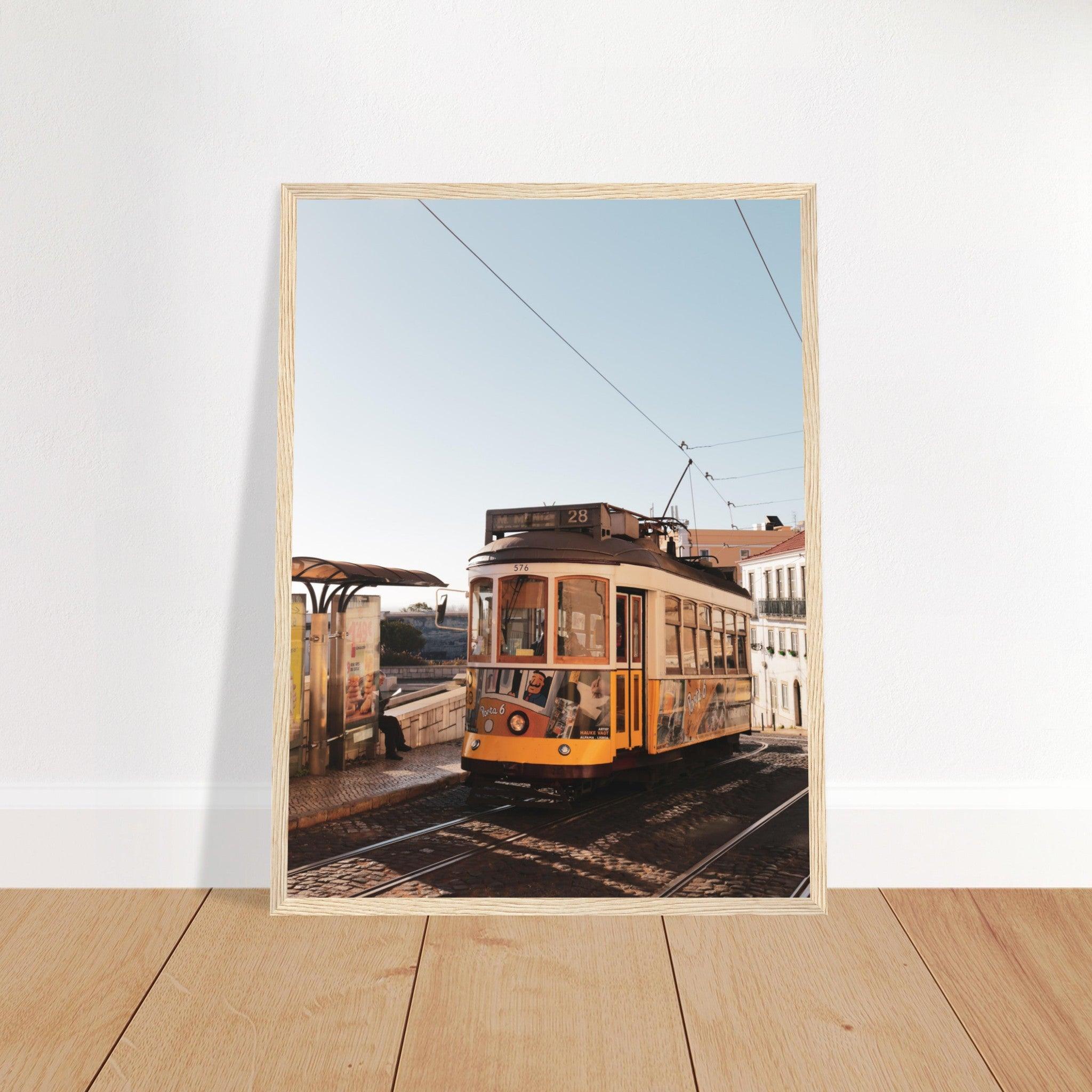 Lissabon's Straßenbahn Poster - Printree.ch Bahn, Foto, Fotografie, issabon, Metro, Nahverkehr, Portugal, Reisen, Sehenswürdigkeiten, Stadtbahn, Straßenbahn, Transport, unsplash, urban, öffentlicher Verkehr