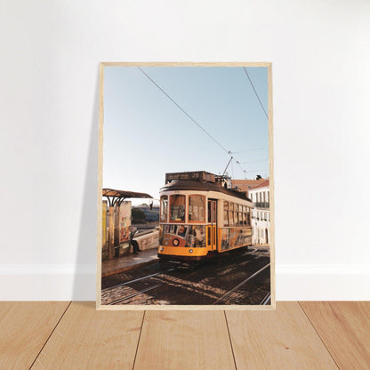 Lissabon's Straßenbahn Poster - Printree.ch Bahn, Foto, Fotografie, issabon, Metro, Nahverkehr, Portugal, Reisen, Sehenswürdigkeiten, Stadtbahn, Straßenbahn, Transport, unsplash, urban, öffentlicher Verkehr