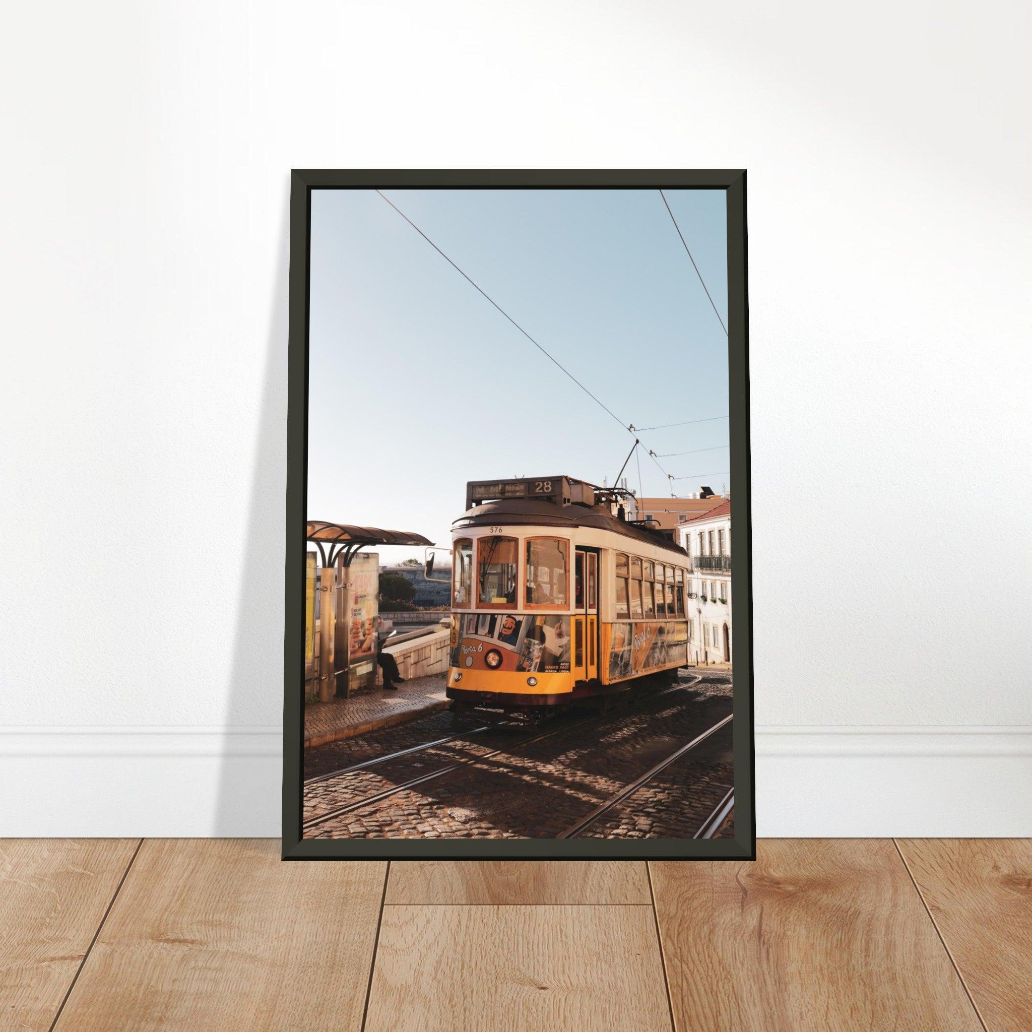 Lissabon's Straßenbahn Poster - Printree.ch Bahn, Foto, Fotografie, issabon, Metro, Nahverkehr, Portugal, Reisen, Sehenswürdigkeiten, Stadtbahn, Straßenbahn, Transport, unsplash, urban, öffentlicher Verkehr