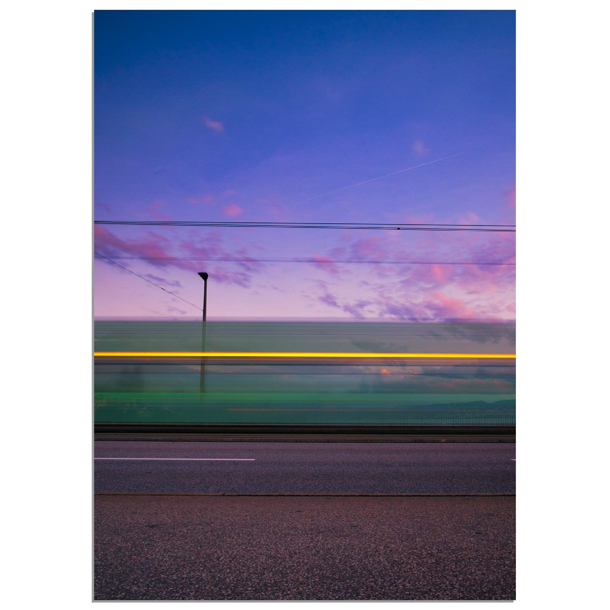 Magische Spuren: Lichtstreifen und Trams in Zürich - Printree.ch alt, architektur, blau, blick, brücke, eifach-züri, europa, europäisch, fluss, gebäude, grossmünster, innenstadt, kathedrale, kirche, limmat, panorama, reisen, schweiz, schweizer, see, skyline, stadt, stadtbild, strasse, tourismus, turm, urban, wahrzeichen, zürich