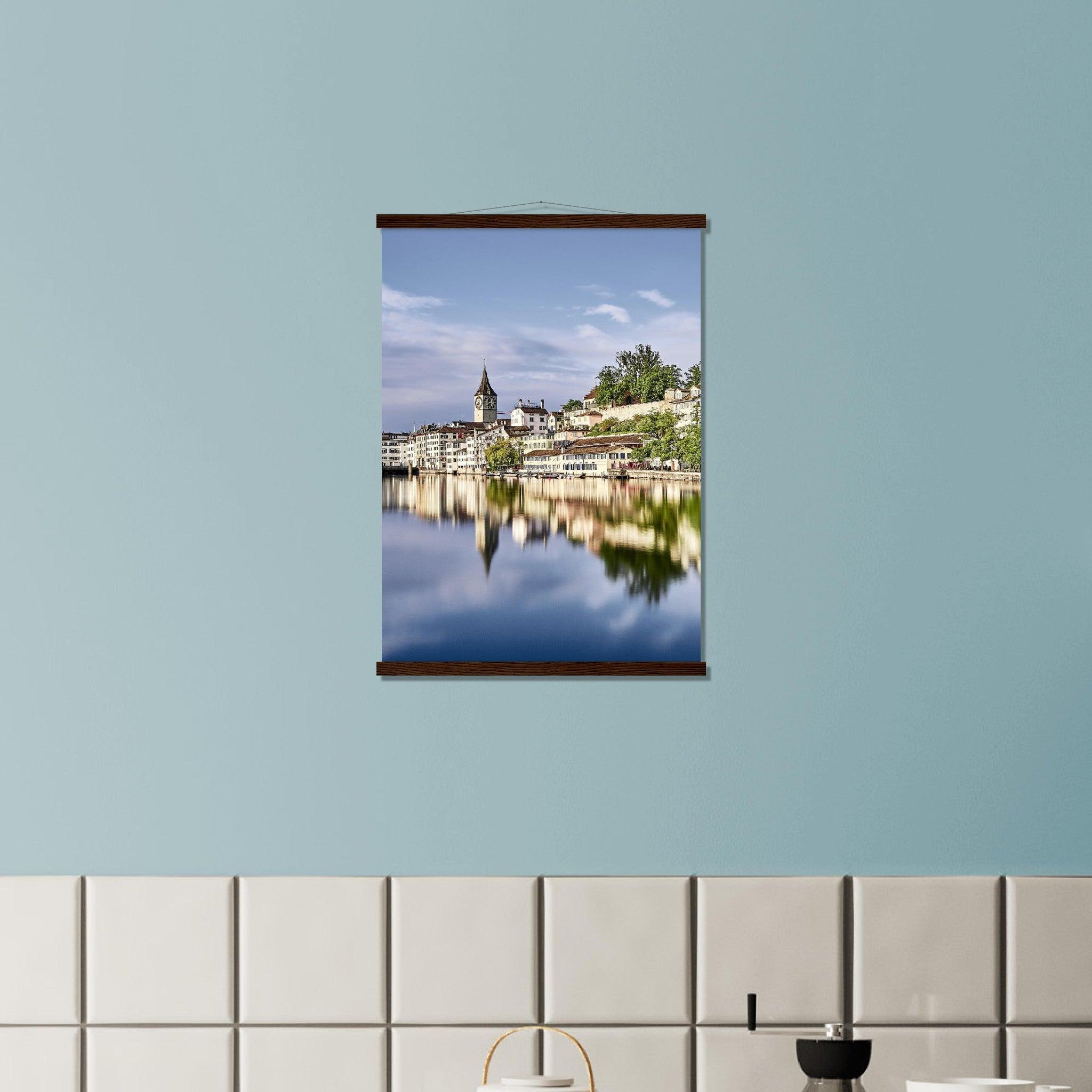 Majestätische Schönheit Zürichs Altstadt mit Limmat - Printree.ch alt, architektur, blau, blick, brücke, eifach-züri, europa, europäisch, fluss, gebäude, grossmünster, innenstadt, kathedrale, kirche, limmat, panorama, reisen, schweiz, schweizer, see, skyline, stadt, stadtbild, strasse, tourismus, turm, urban, wahrzeichen, zürich