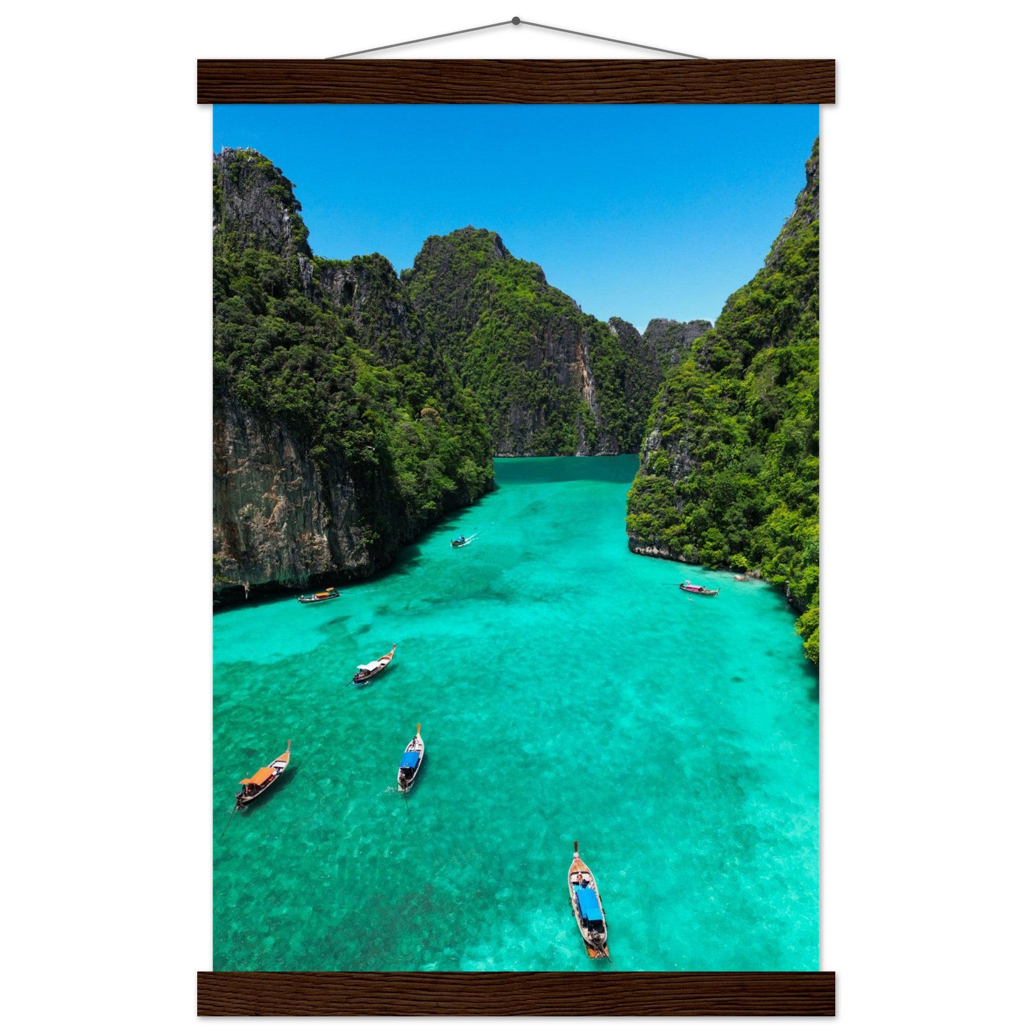 Pi Leh Bay Poster: Tropische Schönheit - Printree.ch Andamanisches Meer, Bootstour, Foto, Fotografie, Inseln, Krabi, Küstenlandschaft, Mueang Krabi Bezirk, Naturschönheit, Pi Leh Bay, Pi Leh Lagoon, Reisen, Thailand, türkisfarbenes Wasser, unsplash