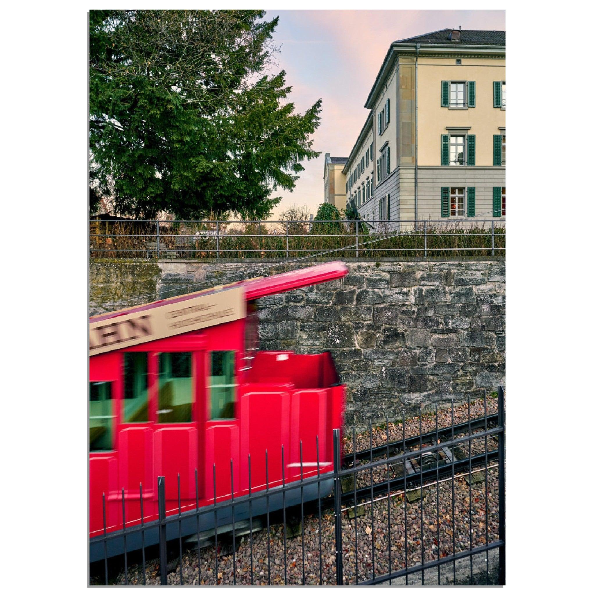 Polybahn in Fahrt - Printree.ch alt, architektur, blau, blick, brücke, eifach-züri, europa, europäisch, fluss, gebäude, grossmünster, innenstadt, kathedrale, kirche, limmat, panorama, reisen, schweiz, schweizer, see, skyline, stadt, stadtbild, strasse, tourismus, turm, urban, wahrzeichen, zürich