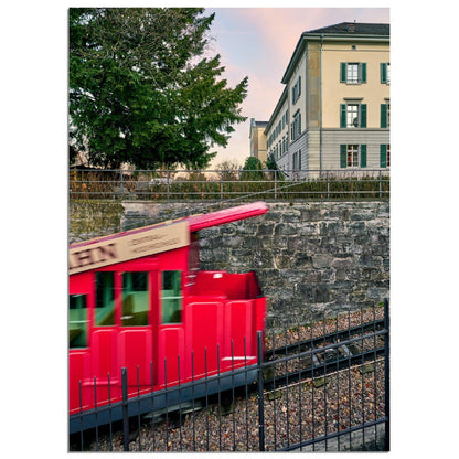 Polybahn in Fahrt - Printree.ch alt, architektur, blau, blick, brücke, eifach-züri, europa, europäisch, fluss, gebäude, grossmünster, innenstadt, kathedrale, kirche, limmat, panorama, reisen, schweiz, schweizer, see, skyline, stadt, stadtbild, strasse, tourismus, turm, urban, wahrzeichen, zürich