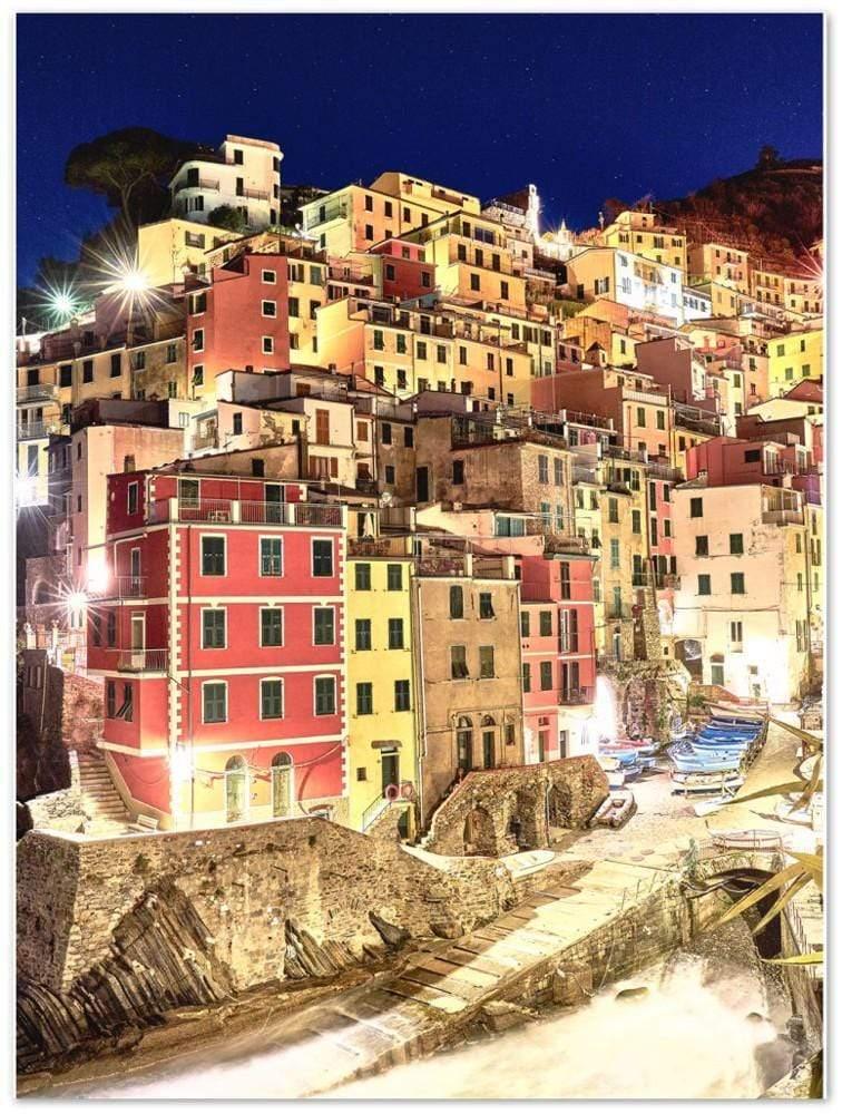 Riomaggiore bei Nacht - Printree.ch architektur, boot, bunt, cinque, dorf, einfachschweizer, europa, exklusiv, Foto, Fotografie, haus, italien, italienisch, klippe, küste, landschaft, manarola, meer, mittelmeer, natur, ozean, Poster, reise, Reisen, riomaggiore, schön, seelandschaft, sommer, stadt, strand, terre, tourismus, tourist, urlaub, wahrzeichen, ziel