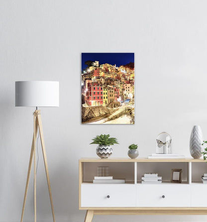 Riomaggiore bei Nacht - Printree.ch architektur, boot, bunt, cinque, dorf, einfachschweizer, europa, exklusiv, Foto, Fotografie, haus, italien, italienisch, klippe, küste, landschaft, manarola, meer, mittelmeer, natur, ozean, Poster, reise, Reisen, riomaggiore, schön, seelandschaft, sommer, stadt, strand, terre, tourismus, tourist, urlaub, wahrzeichen, ziel