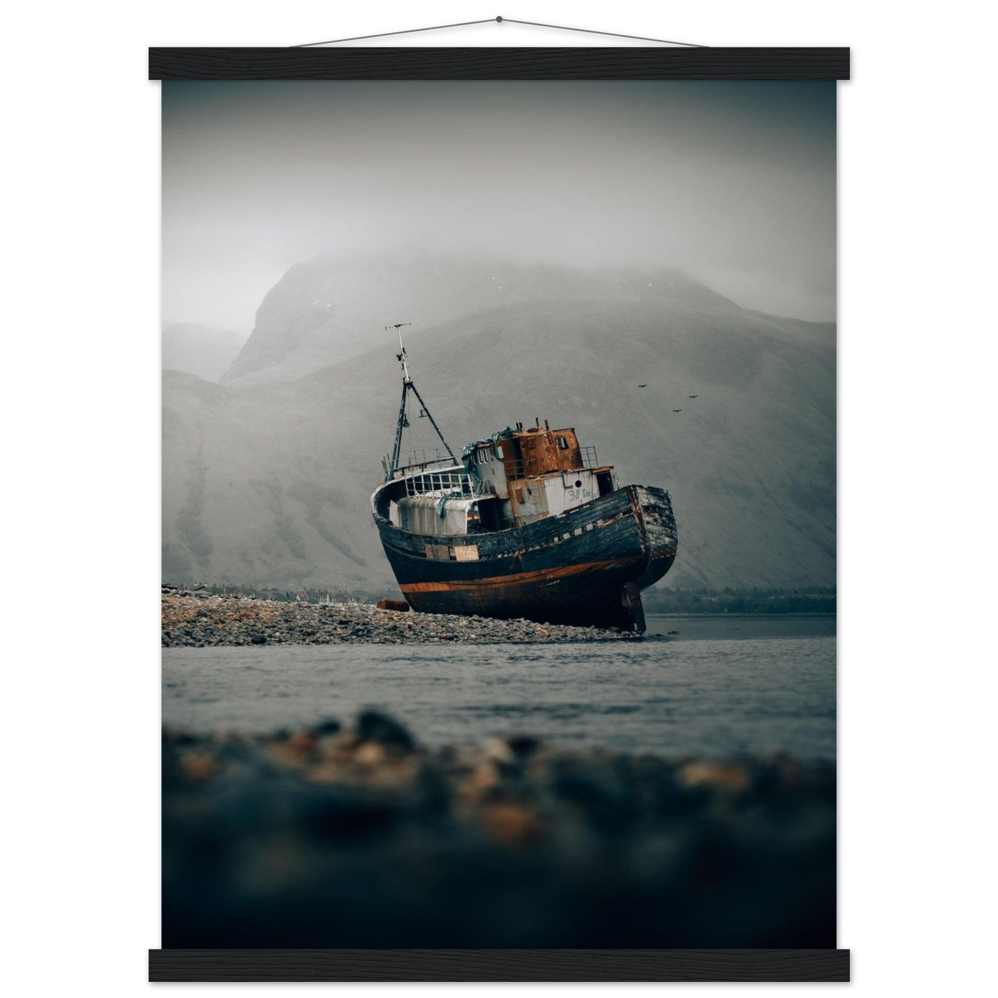 Schottisches Schiffswrack Poster - Printree.ch Foto, Fotografie, Geschichte, Küste, maritimes Erbe, Meereslandschaft, Reisen, Schiffswrack, Schottland, Sehenswürdigkeit, unsplash, Unterwasserwelt, Wracktauchen