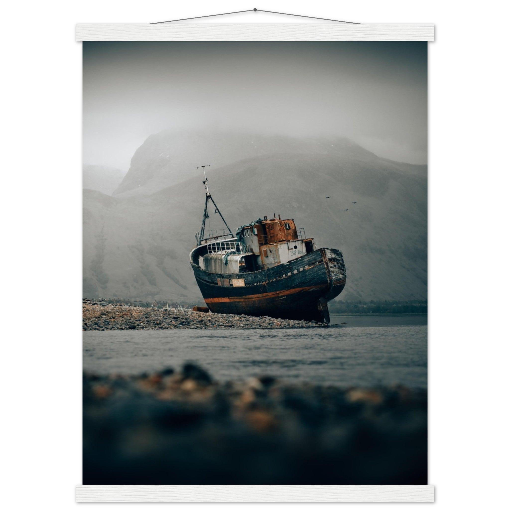 Schottisches Schiffswrack Poster - Printree.ch Foto, Fotografie, Geschichte, Küste, maritimes Erbe, Meereslandschaft, Reisen, Schiffswrack, Schottland, Sehenswürdigkeit, unsplash, Unterwasserwelt, Wracktauchen