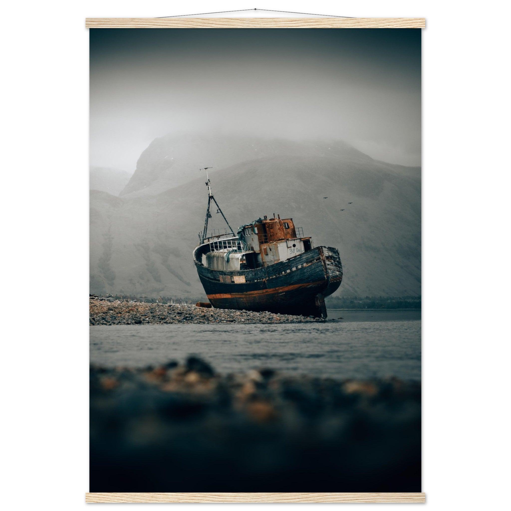 Schottisches Schiffswrack Poster - Printree.ch Foto, Fotografie, Geschichte, Küste, maritimes Erbe, Meereslandschaft, Reisen, Schiffswrack, Schottland, Sehenswürdigkeit, unsplash, Unterwasserwelt, Wracktauchen