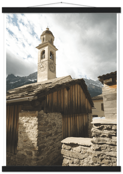 Soglio Dorf - Printree.ch alpen, alt, architektur, berg, berge, blick, bäume, denkmal, dorf, einfachschweizer, europa, exklusiv, Foto, Fotografie, gebäude, grün, herbst, historisch, häuser, kirche, landschaft, maloja, mittelalterlich, natur, nebel, panorama, Poster, reisen, schweiz, soglio, stadt, stein, tal, tourismus