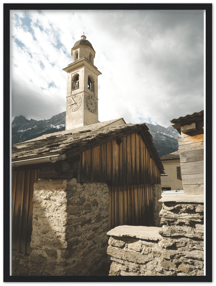 Soglio Dorf - Printree.ch alpen, alt, architektur, berg, berge, blick, bäume, denkmal, dorf, einfachschweizer, europa, exklusiv, Foto, Fotografie, gebäude, grün, herbst, historisch, häuser, kirche, landschaft, maloja, mittelalterlich, natur, nebel, panorama, Poster, reisen, schweiz, soglio, stadt, stein, tal, tourismus