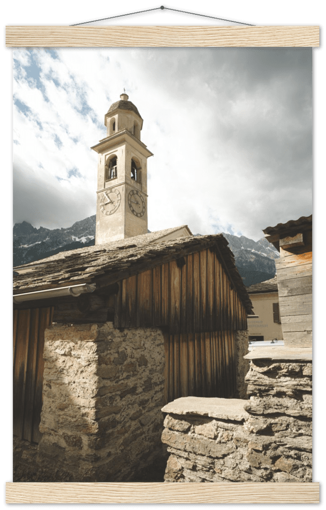 Soglio Dorf - Printree.ch alpen, alt, architektur, berg, berge, blick, bäume, denkmal, dorf, einfachschweizer, europa, exklusiv, Foto, Fotografie, gebäude, grün, herbst, historisch, häuser, kirche, landschaft, maloja, mittelalterlich, natur, nebel, panorama, Poster, reisen, schweiz, soglio, stadt, stein, tal, tourismus