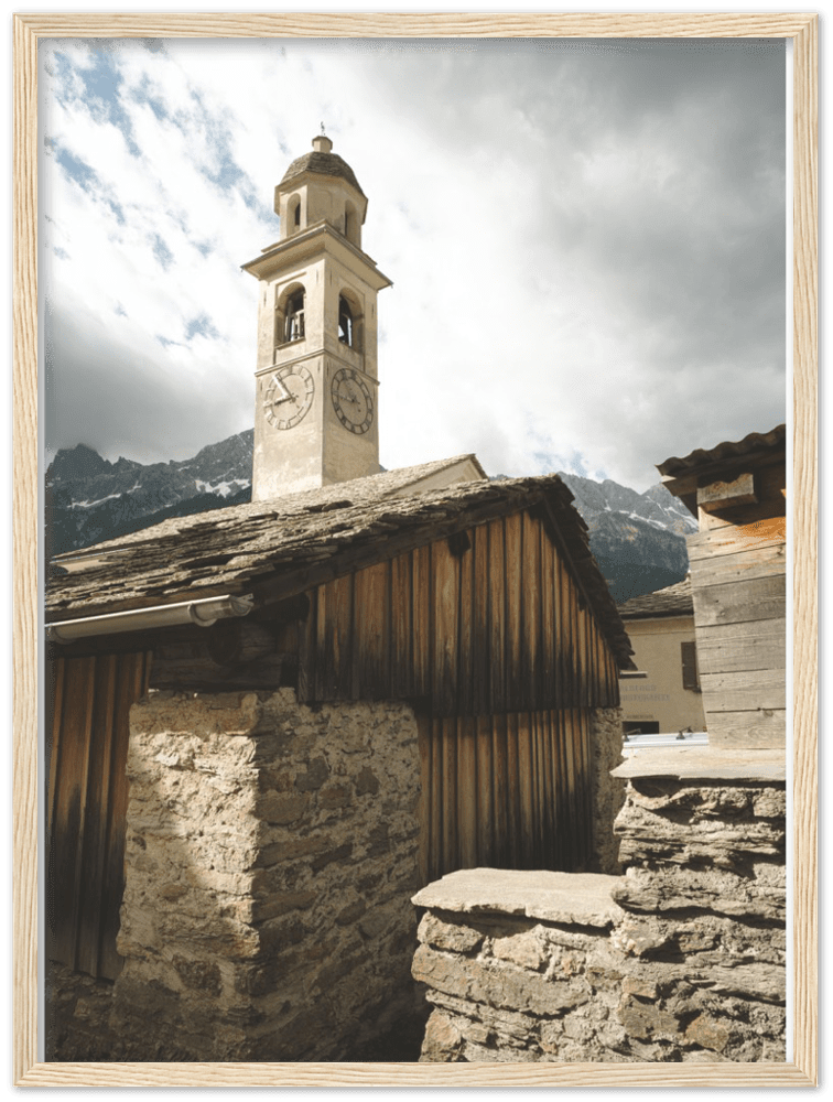 Soglio Dorf - Printree.ch alpen, alt, architektur, berg, berge, blick, bäume, denkmal, dorf, einfachschweizer, europa, exklusiv, Foto, Fotografie, gebäude, grün, herbst, historisch, häuser, kirche, landschaft, maloja, mittelalterlich, natur, nebel, panorama, Poster, reisen, schweiz, soglio, stadt, stein, tal, tourismus