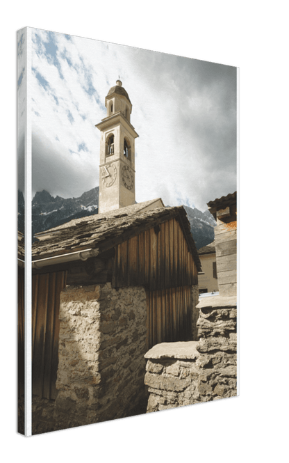 Soglio Dorf - Printree.ch alpen, alt, architektur, berg, berge, blick, bäume, denkmal, dorf, einfachschweizer, europa, exklusiv, Foto, Fotografie, gebäude, grün, herbst, historisch, häuser, kirche, landschaft, maloja, mittelalterlich, natur, nebel, panorama, Poster, reisen, schweiz, soglio, stadt, stein, tal, tourismus