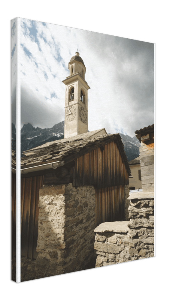 Soglio Dorf - Printree.ch alpen, alt, architektur, berg, berge, blick, bäume, denkmal, dorf, einfachschweizer, europa, exklusiv, Foto, Fotografie, gebäude, grün, herbst, historisch, häuser, kirche, landschaft, maloja, mittelalterlich, natur, nebel, panorama, Poster, reisen, schweiz, soglio, stadt, stein, tal, tourismus