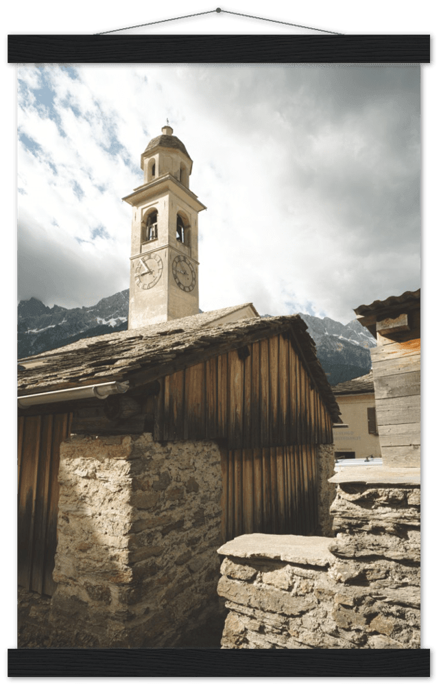 Soglio Dorf - Printree.ch alpen, alt, architektur, berg, berge, blick, bäume, denkmal, dorf, einfachschweizer, europa, exklusiv, Foto, Fotografie, gebäude, grün, herbst, historisch, häuser, kirche, landschaft, maloja, mittelalterlich, natur, nebel, panorama, Poster, reisen, schweiz, soglio, stadt, stein, tal, tourismus