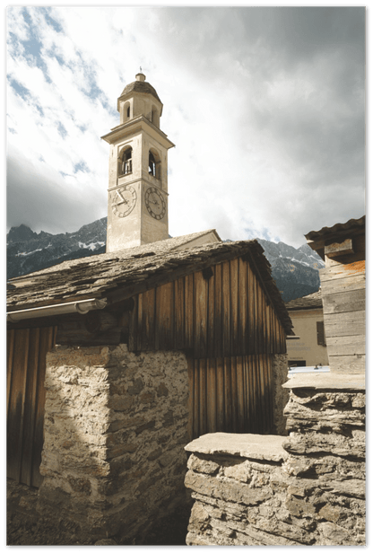 Soglio Dorf - Printree.ch alpen, alt, architektur, berg, berge, blick, bäume, denkmal, dorf, einfachschweizer, europa, exklusiv, Foto, Fotografie, gebäude, grün, herbst, historisch, häuser, kirche, landschaft, maloja, mittelalterlich, natur, nebel, panorama, Poster, reisen, schweiz, soglio, stadt, stein, tal, tourismus