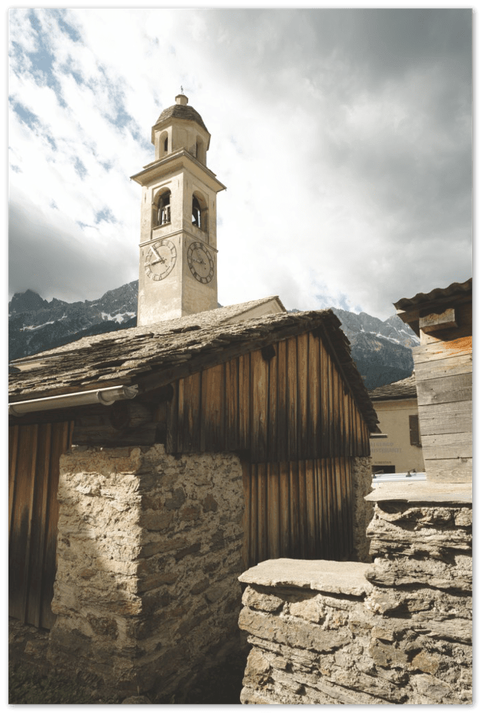 Soglio Dorf - Printree.ch alpen, alt, architektur, berg, berge, blick, bäume, denkmal, dorf, einfachschweizer, europa, exklusiv, Foto, Fotografie, gebäude, grün, herbst, historisch, häuser, kirche, landschaft, maloja, mittelalterlich, natur, nebel, panorama, Poster, reisen, schweiz, soglio, stadt, stein, tal, tourismus