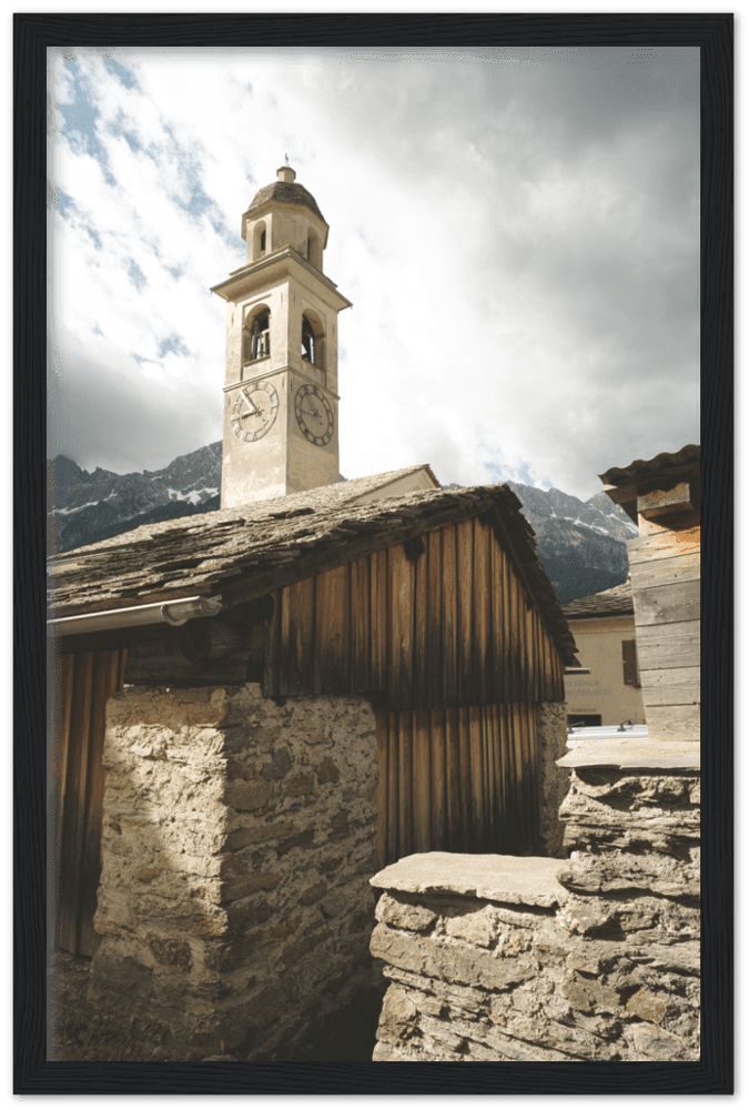 Soglio Dorf - Printree.ch alpen, alt, architektur, berg, berge, blick, bäume, denkmal, dorf, einfachschweizer, europa, exklusiv, Foto, Fotografie, gebäude, grün, herbst, historisch, häuser, kirche, landschaft, maloja, mittelalterlich, natur, nebel, panorama, Poster, reisen, schweiz, soglio, stadt, stein, tal, tourismus