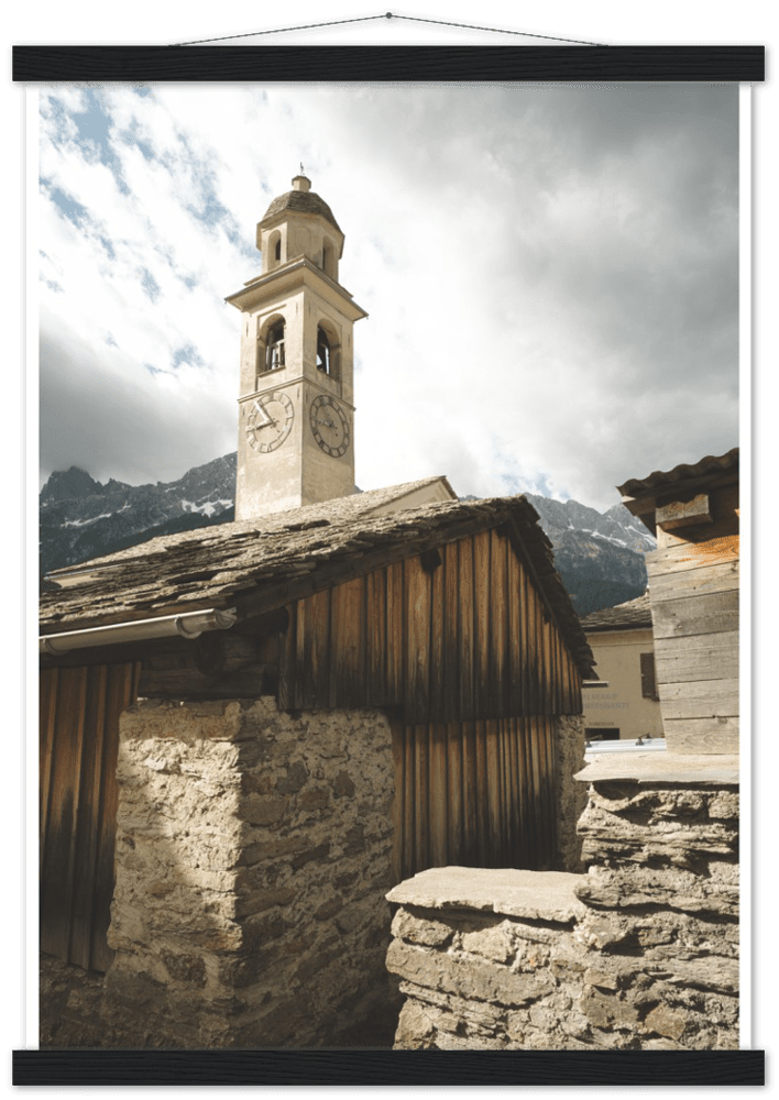 Soglio Dorf - Printree.ch alpen, alt, architektur, berg, berge, blick, bäume, denkmal, dorf, einfachschweizer, europa, exklusiv, Foto, Fotografie, gebäude, grün, herbst, historisch, häuser, kirche, landschaft, maloja, mittelalterlich, natur, nebel, panorama, Poster, reisen, schweiz, soglio, stadt, stein, tal, tourismus