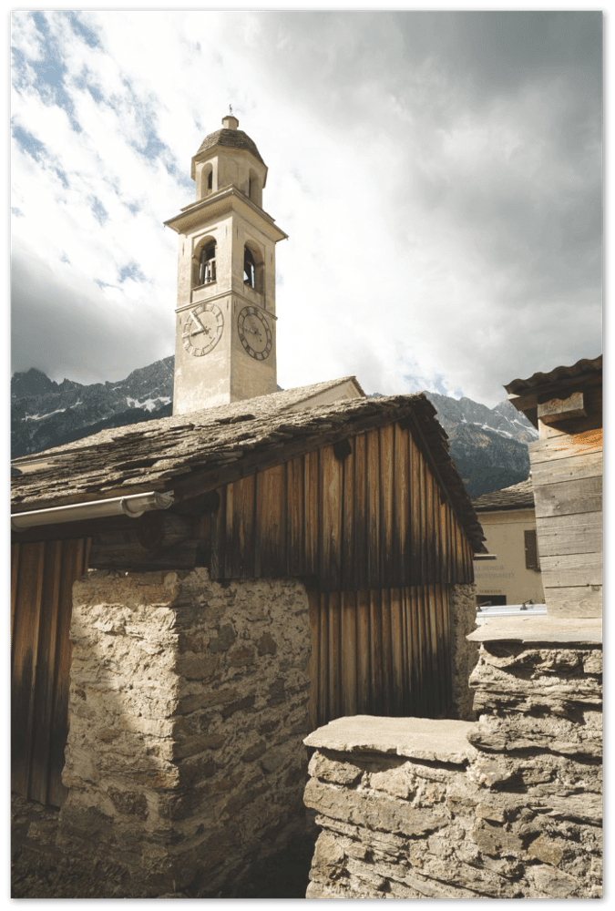 Soglio Dorf - Printree.ch alpen, alt, architektur, berg, berge, blick, bäume, denkmal, dorf, einfachschweizer, europa, exklusiv, Foto, Fotografie, gebäude, grün, herbst, historisch, häuser, kirche, landschaft, maloja, mittelalterlich, natur, nebel, panorama, Poster, reisen, schweiz, soglio, stadt, stein, tal, tourismus