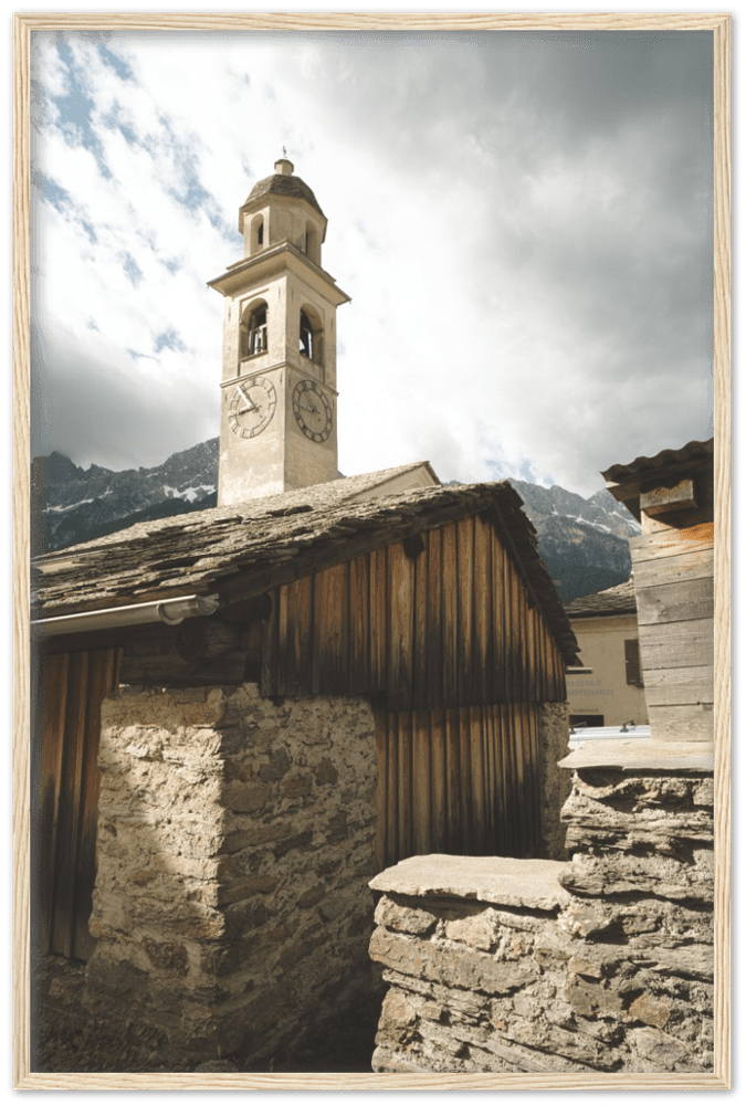 Soglio Dorf - Printree.ch alpen, alt, architektur, berg, berge, blick, bäume, denkmal, dorf, einfachschweizer, europa, exklusiv, Foto, Fotografie, gebäude, grün, herbst, historisch, häuser, kirche, landschaft, maloja, mittelalterlich, natur, nebel, panorama, Poster, reisen, schweiz, soglio, stadt, stein, tal, tourismus