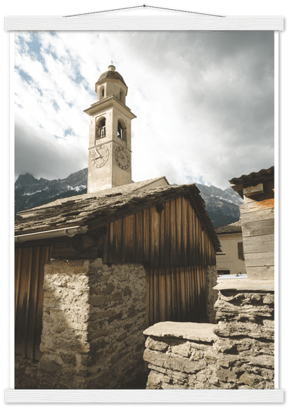 Soglio Dorf - Printree.ch alpen, alt, architektur, berg, berge, blick, bäume, denkmal, dorf, einfachschweizer, europa, exklusiv, Foto, Fotografie, gebäude, grün, herbst, historisch, häuser, kirche, landschaft, maloja, mittelalterlich, natur, nebel, panorama, Poster, reisen, schweiz, soglio, stadt, stein, tal, tourismus