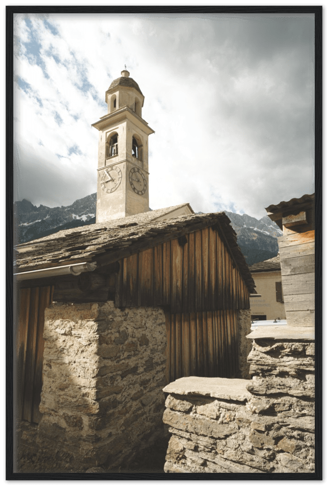 Soglio Dorf - Printree.ch alpen, alt, architektur, berg, berge, blick, bäume, denkmal, dorf, einfachschweizer, europa, exklusiv, Foto, Fotografie, gebäude, grün, herbst, historisch, häuser, kirche, landschaft, maloja, mittelalterlich, natur, nebel, panorama, Poster, reisen, schweiz, soglio, stadt, stein, tal, tourismus