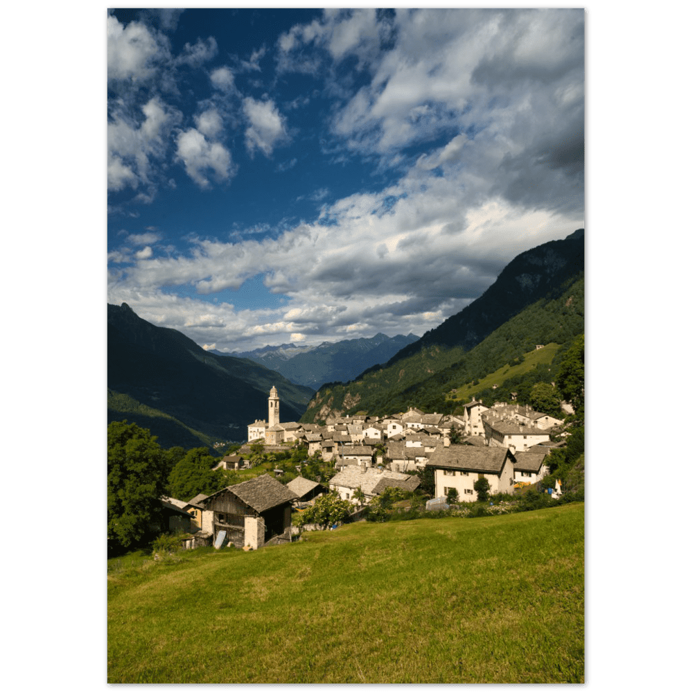 Soglio GR - Printree.ch alpen, alt, architektur, berg, berge, blick, bäume, denkmal, dorf, einfachschweizer, europa, exklusiv, Foto, Fotografie, gebäude, grün, herbst, historisch, häuser, kirche, landschaft, maloja, mittelalterlich, natur, nebel, panorama, Poster, reisen, Schweiz, soglio, stadt, stein, tal, tourismus