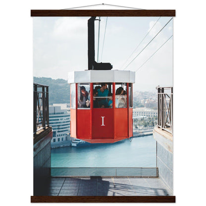 Stadt Barcelona mit der roten Seilbahn - Printree.ch Aussichtspunkt, Barcelona, Foto, Fotografie, Kabelbahn, Küstenstadt, Montjuïc, Reisen, Sehenswürdigkeiten, Seilbahn, Spanien, Stadtansicht, Stadtpanorama, Transport, unsplash