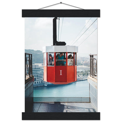 Stadt Barcelona mit der roten Seilbahn - Printree.ch Aussichtspunkt, Barcelona, Foto, Fotografie, Kabelbahn, Küstenstadt, Montjuïc, Reisen, Sehenswürdigkeiten, Seilbahn, Spanien, Stadtansicht, Stadtpanorama, Transport, unsplash