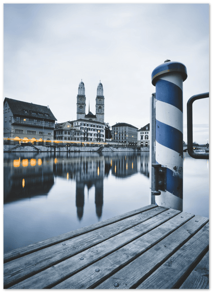 Storchen Limmat - Printree.ch alt, altstadt, architektur, berühmt, blick, dämmerung, eifach-züri, einfachschweizer, europa, exklusiv, fluss, Foto, Fotografie, gebäude, grossmünster, himmel, historisch, kathedrale, kirche, limmat, panorama, Poster, reflexion, reisen, religion, schweiz, schweizer, stadt, stadtbild, tourismus, turm, wahrzeichen, wasser, ziel, zurichby.ch, Zürich