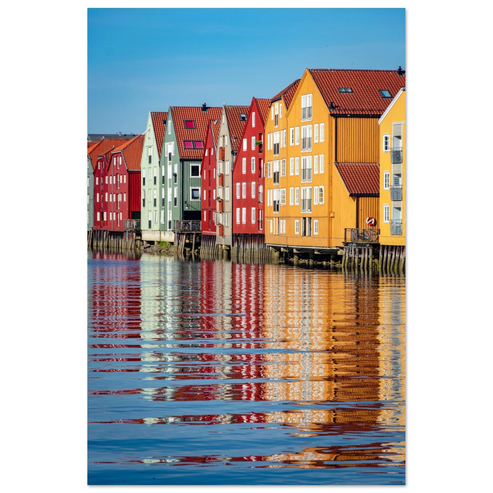 Trondheim Naturposter - Printree.ch Architektur, bunte Häuser, Foto, Fotografie, historisch, Holzhäuser, Häuser, Küstenstadt, Norwegen, Reisen, skandinavisch, Stadtansicht, Stadtbild, Trondheim, unsplash