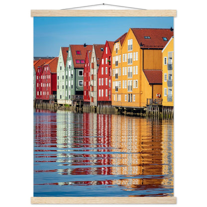 Trondheim Naturposter - Printree.ch Architektur, bunte Häuser, Foto, Fotografie, historisch, Holzhäuser, Häuser, Küstenstadt, Norwegen, Reisen, skandinavisch, Stadtansicht, Stadtbild, Trondheim, unsplash