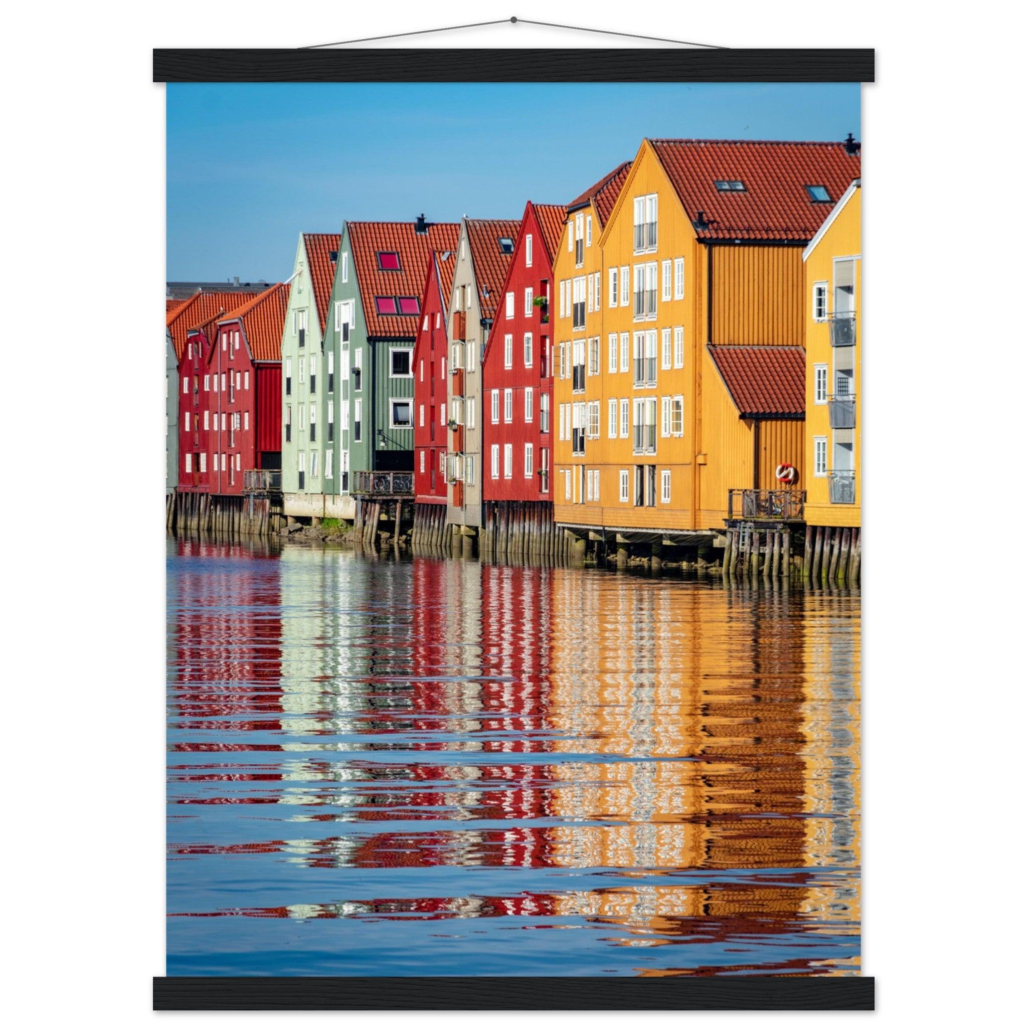 Trondheim Naturposter - Printree.ch Architektur, bunte Häuser, Foto, Fotografie, historisch, Holzhäuser, Häuser, Küstenstadt, Norwegen, Reisen, skandinavisch, Stadtansicht, Stadtbild, Trondheim, unsplash