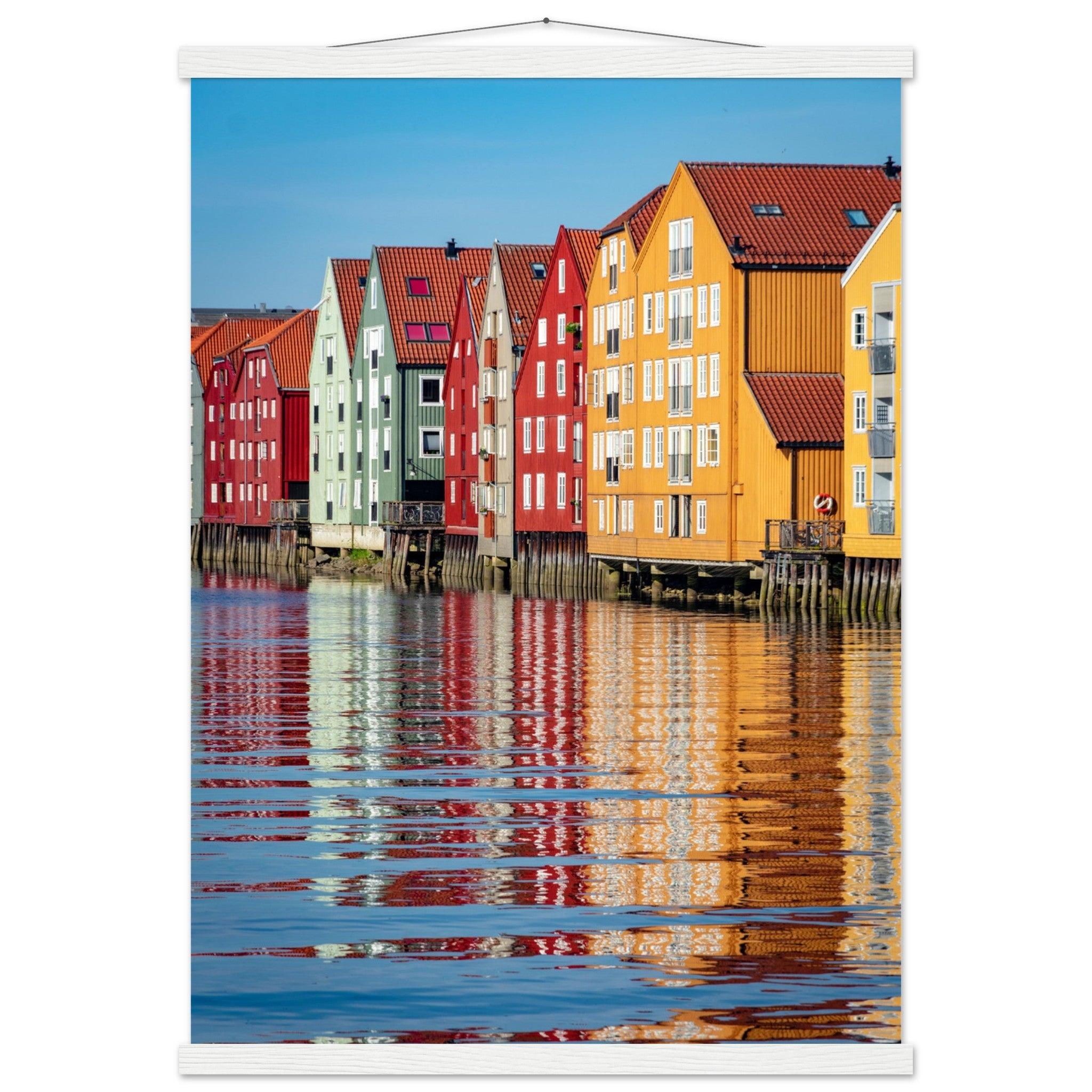 Trondheim Naturposter - Printree.ch Architektur, bunte Häuser, Foto, Fotografie, historisch, Holzhäuser, Häuser, Küstenstadt, Norwegen, Reisen, skandinavisch, Stadtansicht, Stadtbild, Trondheim, unsplash