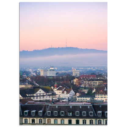 Zürichs Charme im Morgenserwachen - Printree.ch alt, architektur, blau, blick, brücke, eifach-züri, europa, europäisch, fluss, gebäude, grossmünster, innenstadt, kathedrale, kirche, limmat, panorama, reisen, schweiz, schweizer, see, skyline, stadt, stadtbild, strasse, tourismus, turm, urban, wahrzeichen, zürich