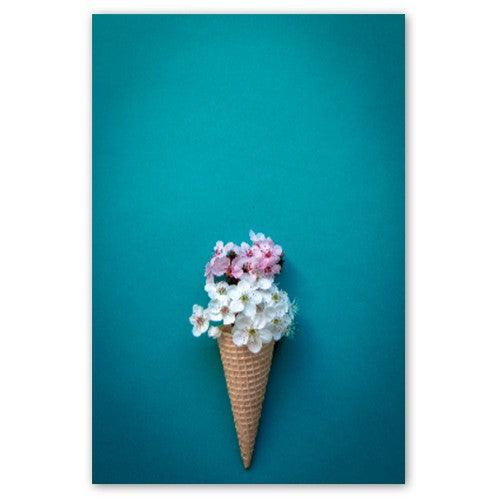 Blumen Glacé - Printree.ch abstrakt, ansicht von oben, blau, blume, blüte, blütenblatt, bouquet, design, dessert, eis, farbe, flatlay, Foto, Fotografie, frisch, frühling, hintergrund, hochzeit, jubiläum, kegel, konzept, kunst, lebensmittel, minimal, minimalismus, mode, natur, pflanze, stil, stillleben, süss, waffel