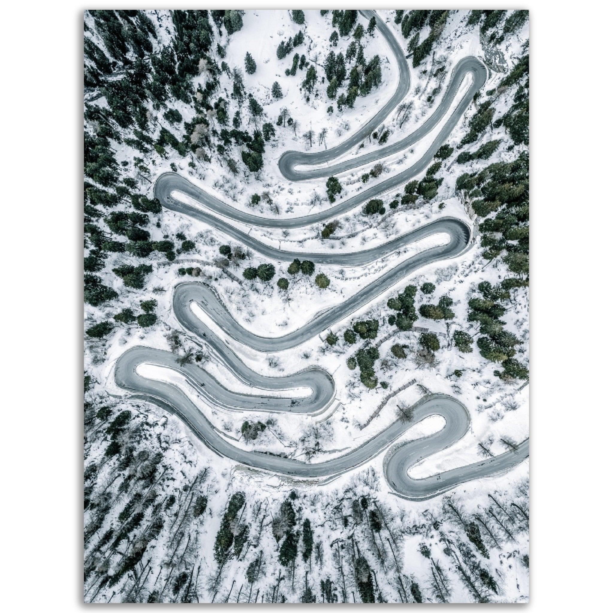 Faszinierende Vogelperspektive: Malojapass schneebedeckten Strasse - Printree.ch alpen, alpin, asphalt, baum, berg, drohne, europa, Foto, Fotografie, gipfel, grün, herbst, hügel, im freien, italien, jahreszeit, kanton, kurvig, landschaft, luftaufnahme, maloja, natur, pass, reise, Reisen, schweiz, serpentine, strasse, transport, Unsplash, urlaub, wald, wiese