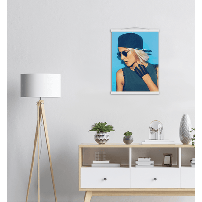 Frau mit Cap minimalistischer Lebensstil - Printree.ch Blick, Dame, Erwachsener, Foto, Fotografie, Hintergrund, Kappe, Kleidung, Latzhose, Lebensstil, minimal, minimalistisch, Mode, Mode-Blogger, Modell, Plattform, posierend, Sportkleidung, trendiges Outfit, Turnschuhe, urbaner Stil, Vogue, weiblich, Zeitschrift