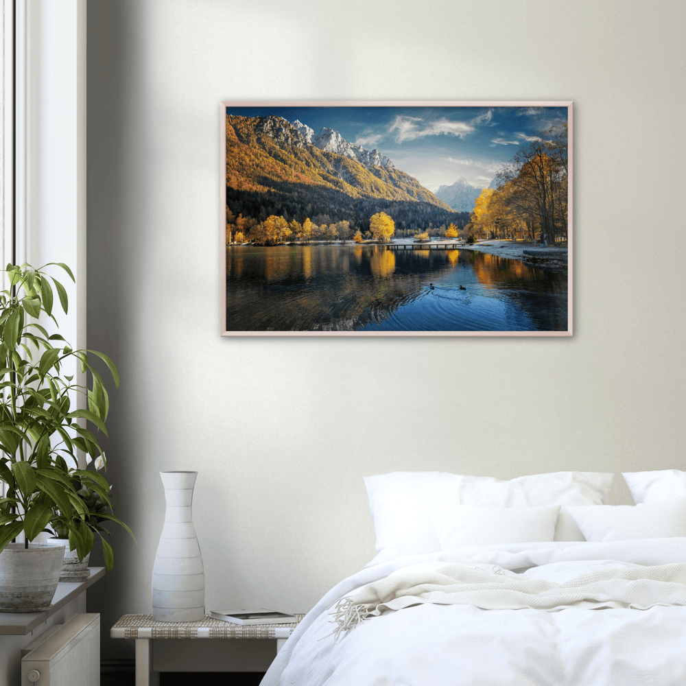 Herbstlandschaft am Jasna-See. - Printree.ch alpine, baum, blau, blick, Foto, Fotografie, gipfel, himmel, hintergrund, im freien, jasna, julian, landschaft, landschaftlich, national, natur, park, reflexion, reisen, schön, see, slowenien, sommer, sonne, sonnig, tourismus, tourist, urlaub, wald, wasser, ziel