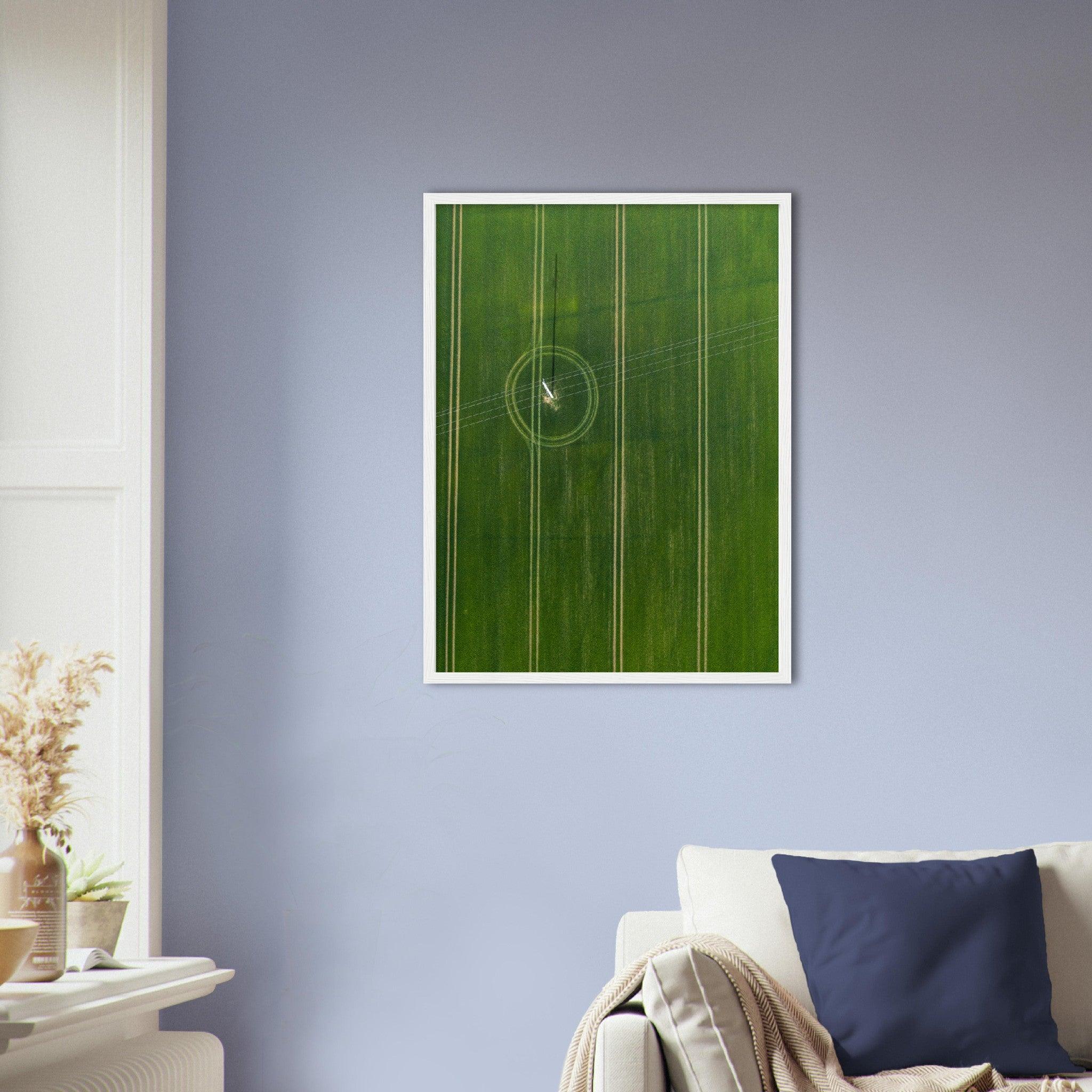 Im Feld-Drohnenposter - Printree.ch Ackerland, Anbau, Ansicht, auf dem Land, Bauernhof, Drohne, Ernte, Feld, Foto, Fotografie, gelb, Getreide, Gras, grün, im Freien, Land, Landschaft, Landwirtschaft, landwirtschaftlich, Lebensmittel, Linie, Luftaufnahme, ländlich, Natur, oben, Pflanze, Unsplash, Wachstum, Weizen