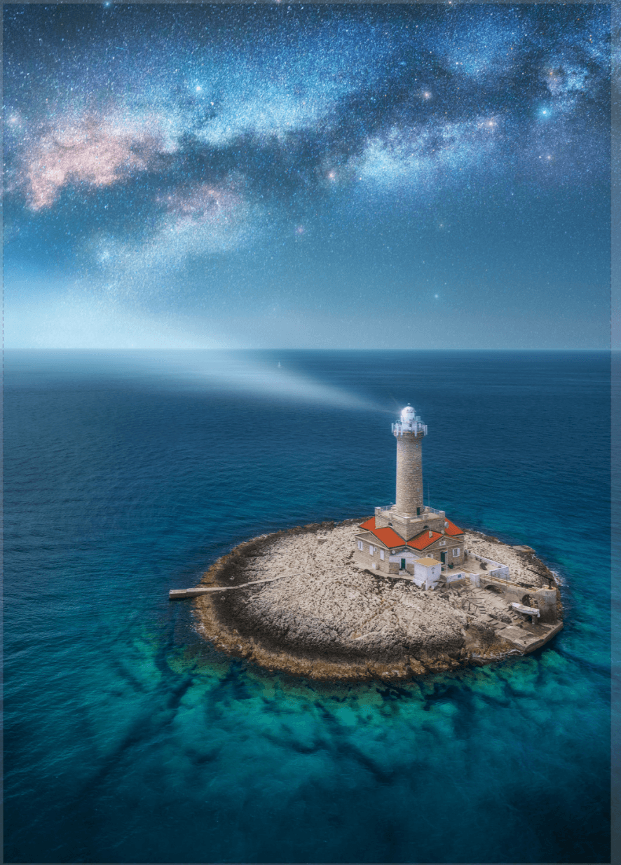 Leuchtturm Adriatische See - Printree.ch adria, alt, architektur, blau, dalmatien, felsen, Fotografie, gebäude, insel, kroatien, küste, küstenlinie, landschaft, leuchtturm, luftaufnahme, meer, mittelmeer, natur, ozean, reise, reiseziel, stadt, tourismus, turm, wahrzeichen, wasser, weiss