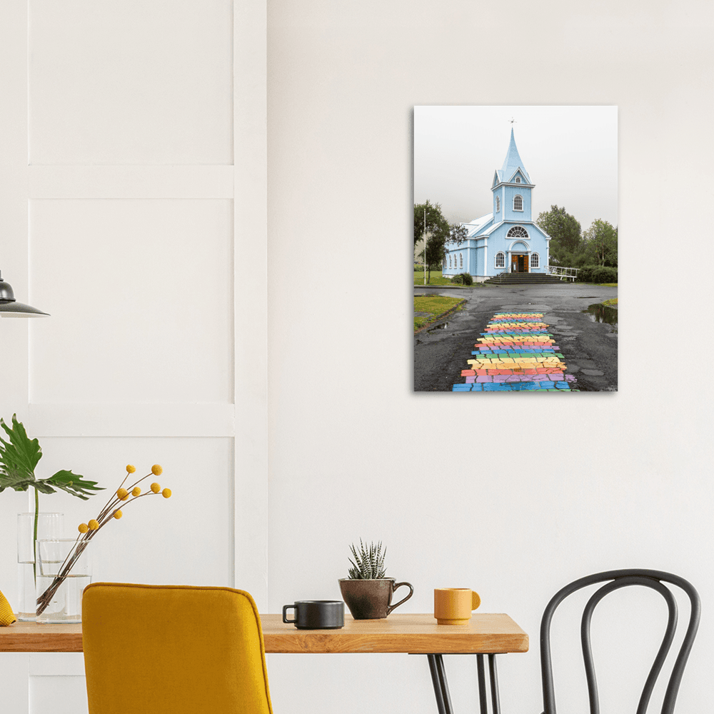 Seydisfjordur Kirche in Island - Printree.ch Architektur, Attraktion, auf dem Lande, Berg, blau, Dorf, farbig, Fotografie, Gebäude, Haus, Himmel, Hintergrund, hölzern, im Freien, Island, isländisch, Kirche, Kultur, Landschaft, landschaftlich, malerisch, nordisch, Reise, Religion, Seydisfjordur, Stadt, Stadtbild, Strasse, Szenerie, Tourismus, Wahrzeichen